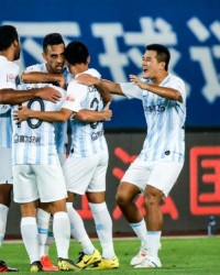  梅斯德比战万人空巷引关注  