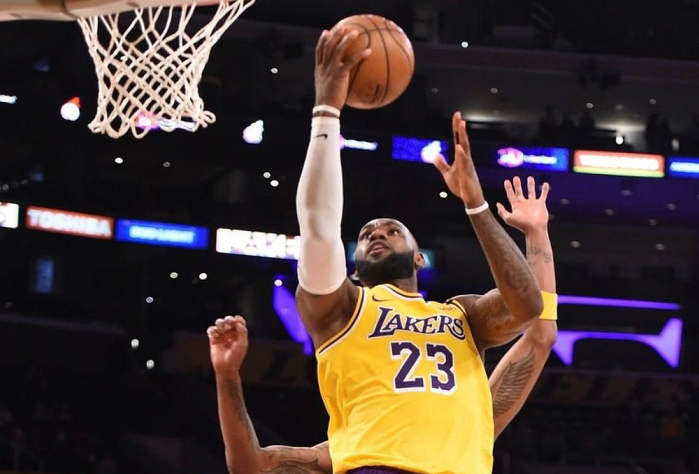  詹姆斯轰下三双数据，湖人加时险胜掘金迎连胜
