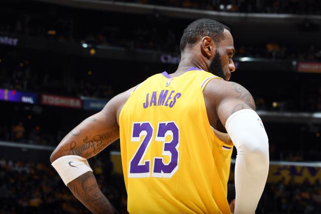  詹姆斯率湖人逆转取胜，紫金军团重拾争冠信心